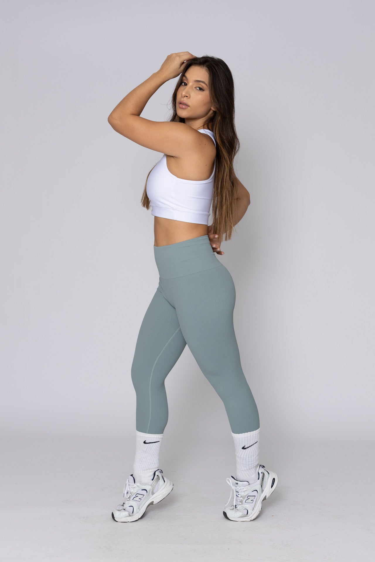 Conjunto de leggings sin costuras con top blanco