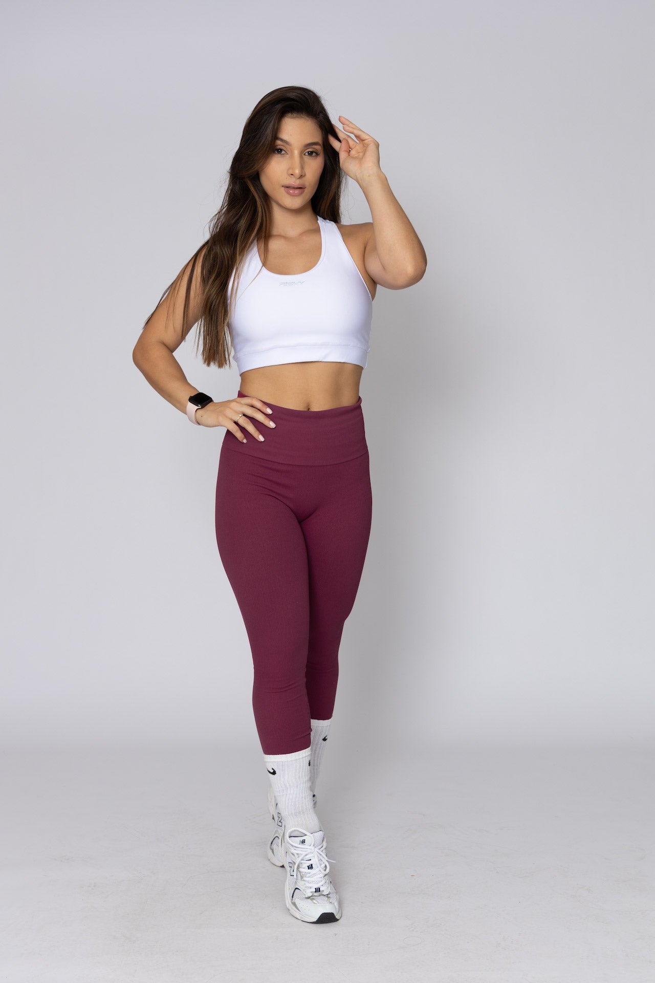 Conjunto de leggings sin costuras con top blanco