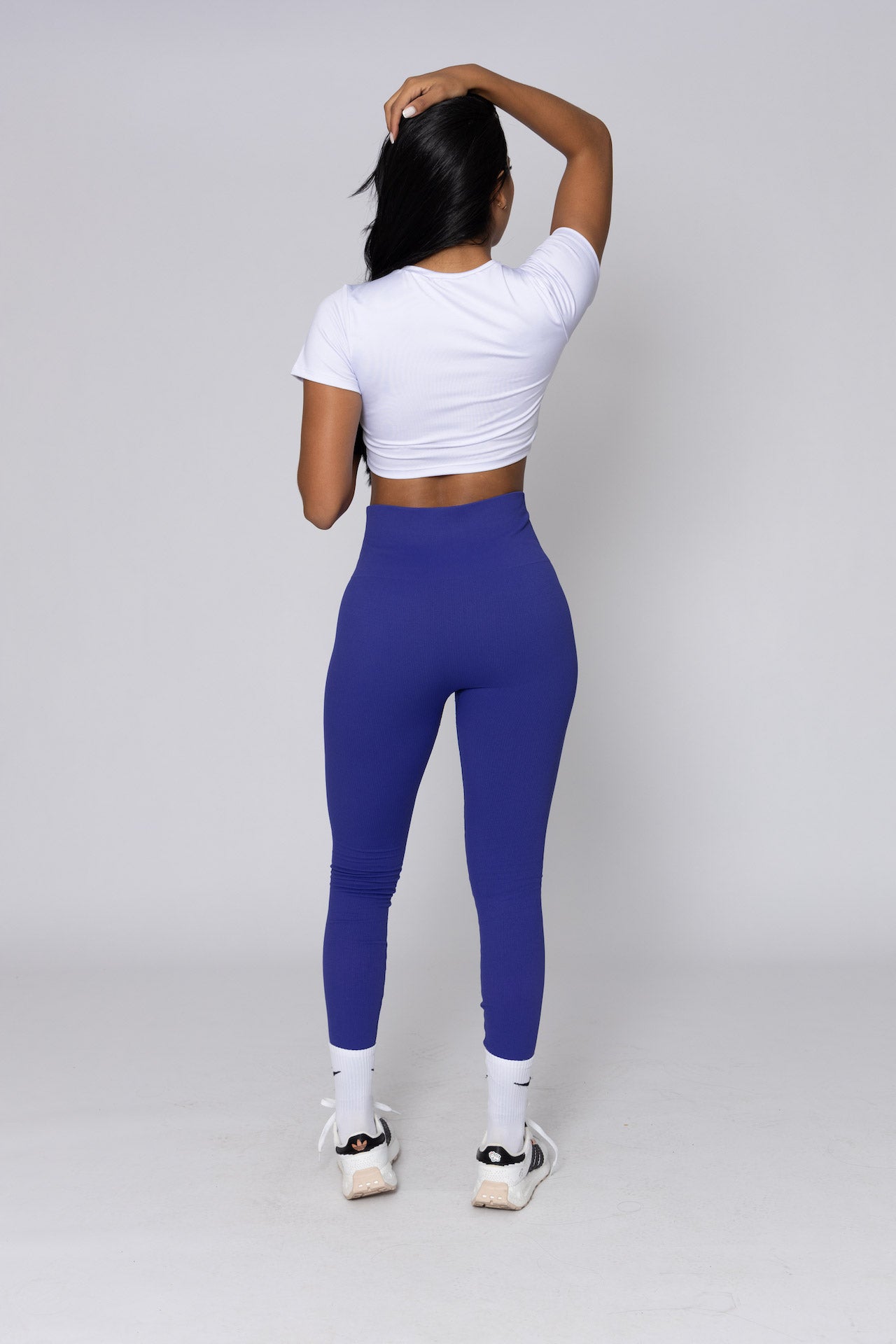 Conjunto de leggings sin costuras con top blanco