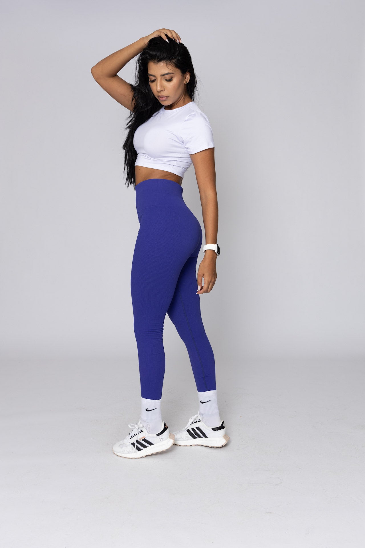 Conjunto de leggings sin costuras con top blanco