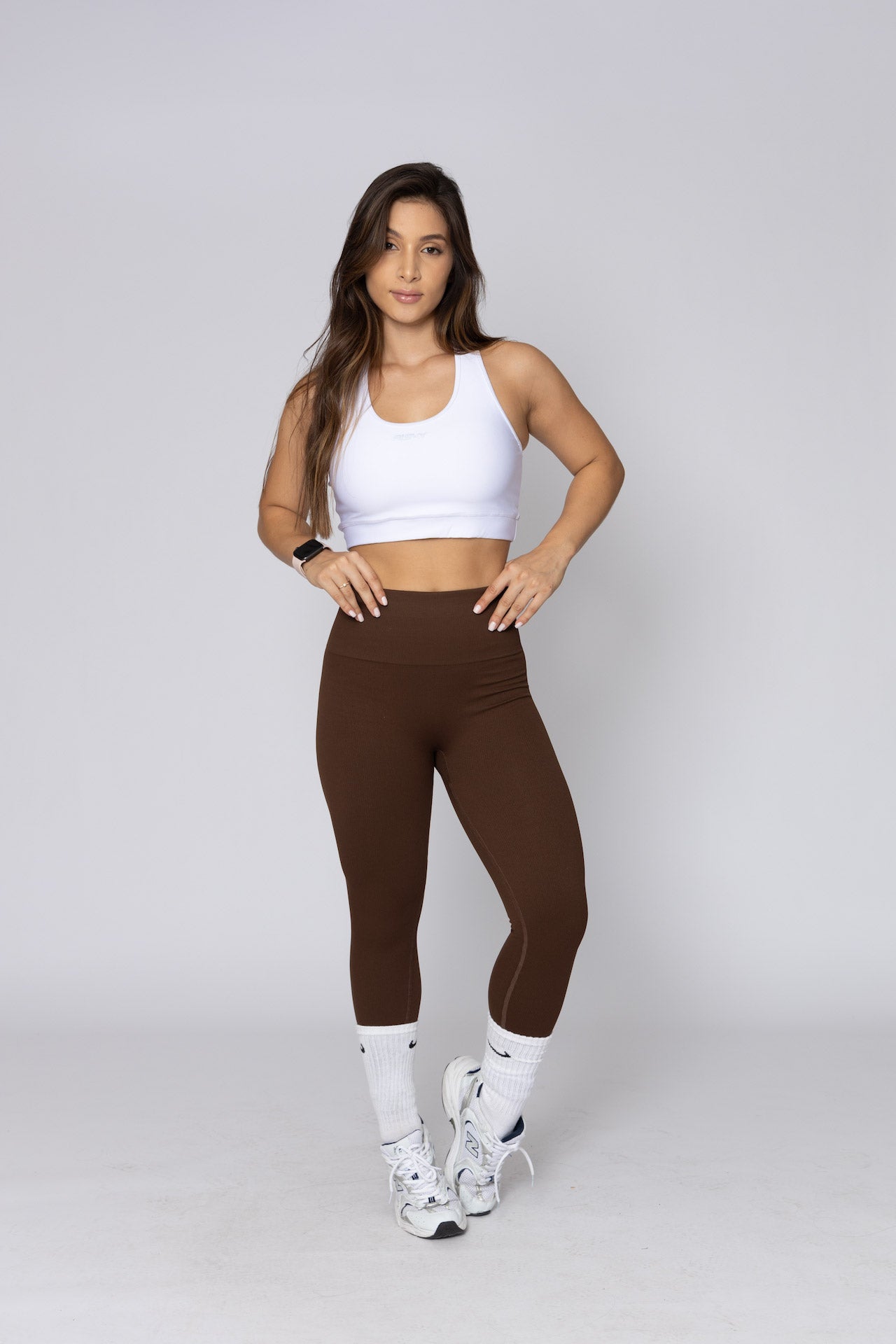 Conjunto de leggings sin costuras con top blanco